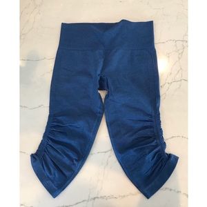 Blue ‘In the flow crop’ leggings